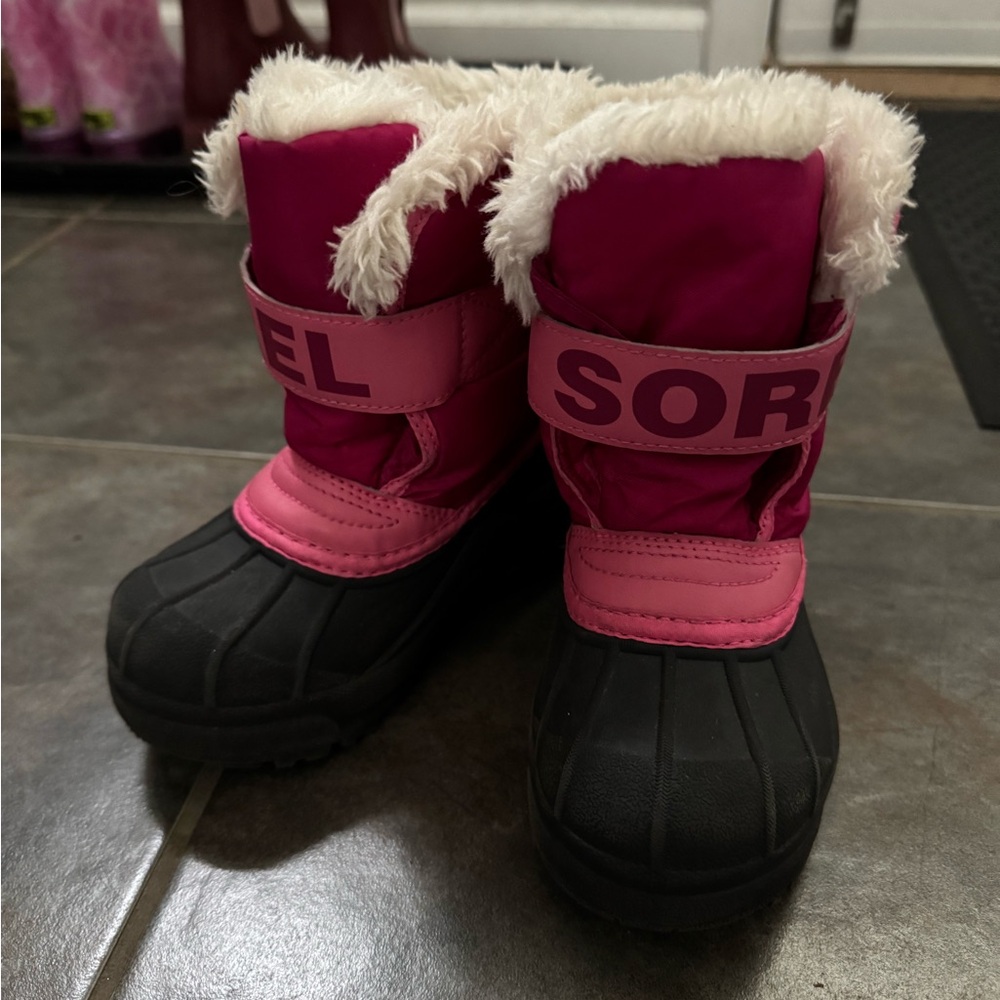 Good condition Sorel Girls (toddler) size 10 Snow Commander boots